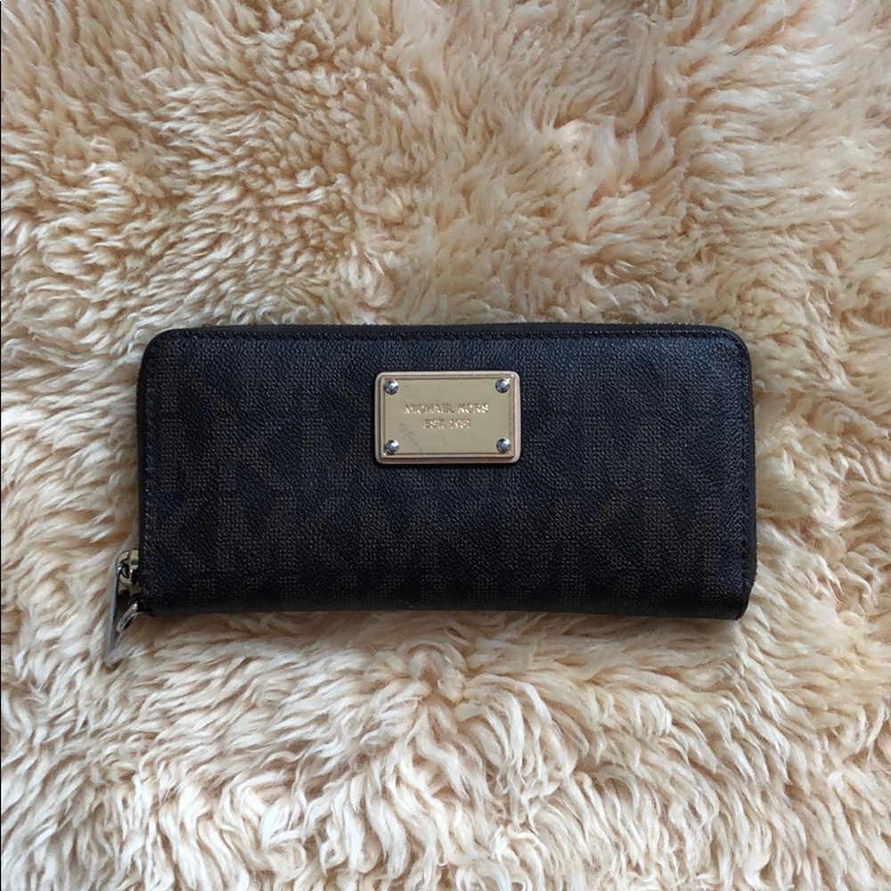 Authentic Michael Kors Logo Continental Wristlet